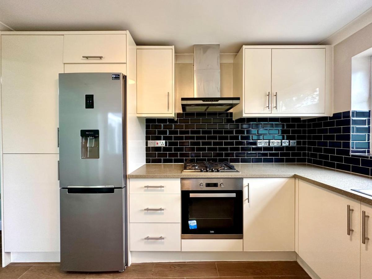 Spacious 3 Double Bedroomed House In *